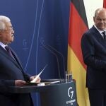 El presidente de la Autoridad Palestina, Mahmud Abás, durante la polémica rueda de prensa junto al canciller Olaf Scholz