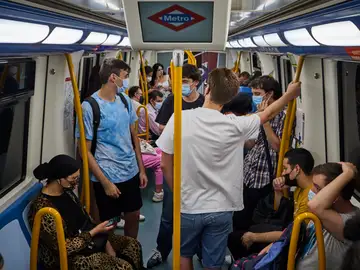 Interior de un vagón de metro Interior de un vagón de metro