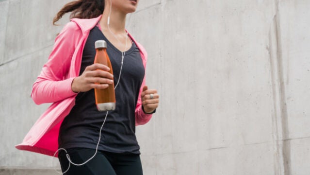 Una mujer haciendo running