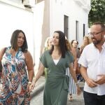 La diputada en el Congreso por Cádiz, Mari Carmen Martínez, la presidenta de Cs, Inés Arrimadas, y el coordinador provincial y portavoz en el Ayuntamiento de Jerez, Carlos Pérez, este jueves en la visita a Rota
