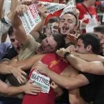 Asier Martínez celebra con su cuadrilla el título de campeón de Europa de 110 vallas