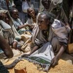 Una mujer etíope discute sobre la distribución de alimentos en la ciudad de Agula, Tigray.