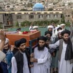 Afganos con el féretro de una de las víctimas del atentado en una mezquita de Kabul