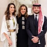 Rania de Jordania, junto a su hijo Hussein y su prometida, Rajwa