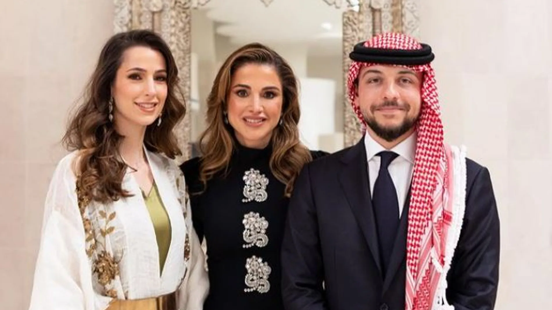 Rania de Jordania, junto a su hijo Hussein y su prometida, Rajwa