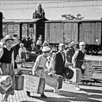 1945. Unos niños con sus equipajes en el andén