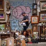 Puesto de antigüedades en el Rastro de Madrid