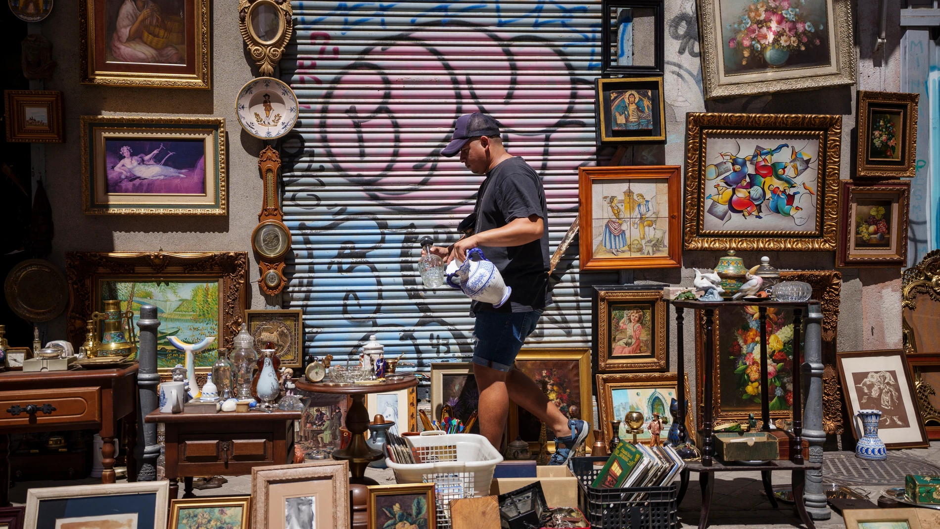 Puesto de antigüedades en el Rastro de Madrid