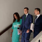 El presidente de la Junta de Andalucía, Juanma Moreno, acompañado de Toni Martín y Loles López. Joaquín Corchero / Europa Press