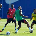 Los jugadores del FC Barcelona Aubameyang (i-d), Umtiti, Menphis y Kounde participan en el entrenamiento de su equipo en la ciudad deportiva Joan Gamper en Barcelona este sábado. EFE/Alejandro García