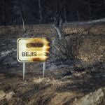 BEJÍS (CASTELLÓN), 20/08/2022.- Carretera que une las localidades castellonenses de El Toro y Torás, con los alrededores calcinados debido al incendio forestal que se declaró en el término municipal de Bejís, en el interior de la provincia de Castellón, que ha evolucionado favorablemente a lo largo de la noche y a primeras horas de la mañana no presenta llamas en la mayor parte del perímetro. EFE/Biel Aliño