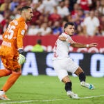 Karim Rekik marca el gol del Sevilla ante Asenjo, portero del Valladolid