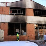 MADRID, 20/08/2022.- Vista de la nave industrial abandonada en la localidad de Torrejón de Ardoz que estaba okupada por varias personas, en la que esta madrugada han fallecido un hombre y una mujer de mediana edad debido a un incendio. EFE/Zipi