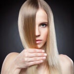 Perfil de una chica joven con el pelo recto rubio largo. Belleza