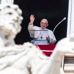 El Papa Francisco durante el Ángelus, oración tradicional de los domingos, en la Plaza de San Pedro, Ciudad del Vaticano