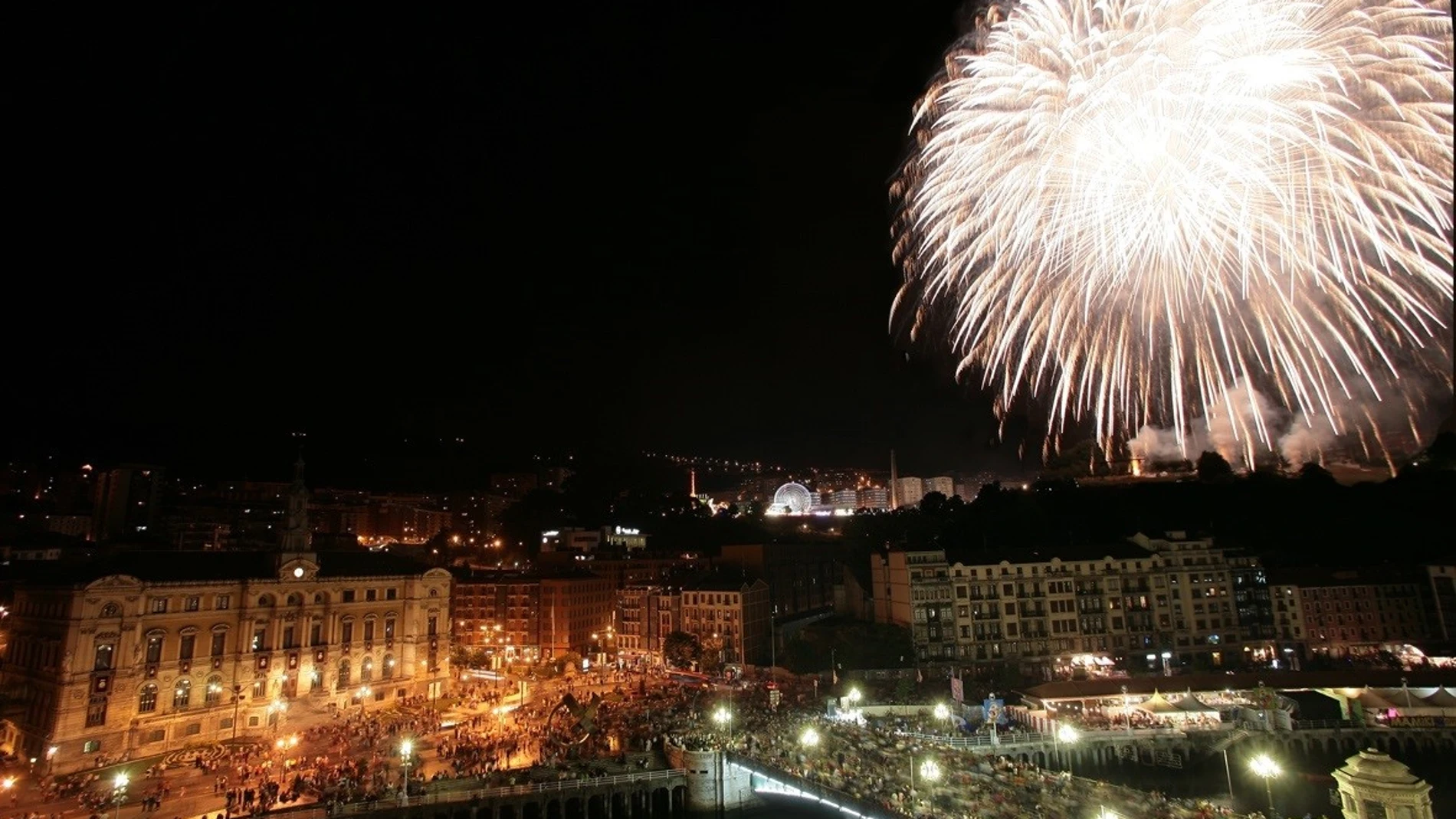 Espactáculo de fuegos artificiales en la primera jornada delas fiestas de Bilbao AYUNTAMIENTO DE BILBAO 21/08/2022