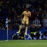 El delantero del FC Barcelona Ansu Fati celebra tras marcar el cuarto gol ante la Real Sociedad, durante el partido de Liga en Primera División que disputan este domingo en el Reale Arena, en San Sebastián. EFE/Javier Etxezarreta