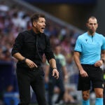 Simeone da instrucciones desde la banda del Civitas Metropolitano