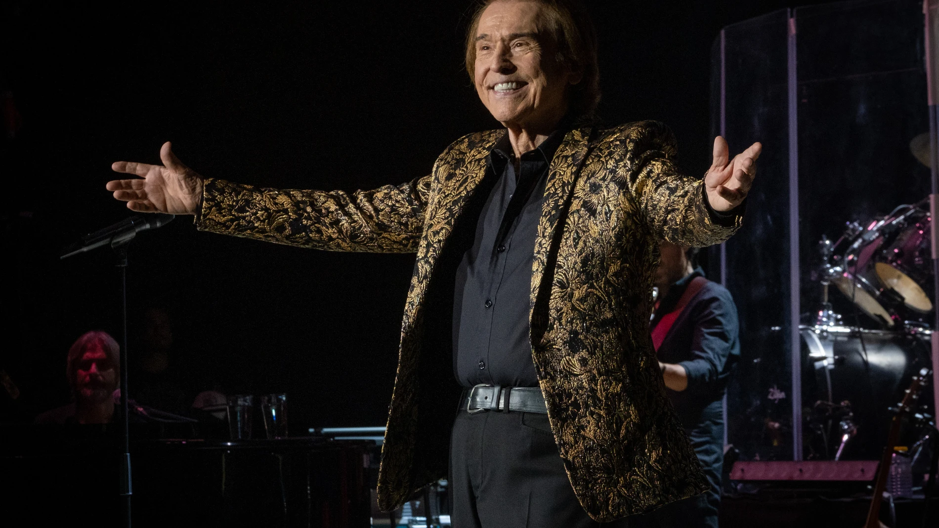 El cantante Raphael durante el concierto ofrecido en Palos de la Frontera, en Huelva, en el marco del Foro Iberoamericano de La Rábida. EFE/Julián Pérez