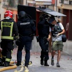 VITORIA, 21/08/2022.-Un hombre se ha atrincherado en su piso en el Casco Viejo de Vitoria y la Ertzaintza ha desalojado el edificio por precaución, ya que al parecer ha amenazado con quemarlo, mientras un negociador de la Policía autonómica trata de convencerlo para que deponga su actitud. Fuentes del Departamento de Seguridad han informado de que la Ertzaintza ha llegado al lugar sobre las dos y media de la tarde tras una llamada de la Policía Local. Una parte de la calle Nueva Dentro del Casco Viejo de la capital alavesa, donde se encuentra el edificio, está acordonada y hasta el lugar también se han desplazado efectivos de los bomberos.-EFE/David Aguilar