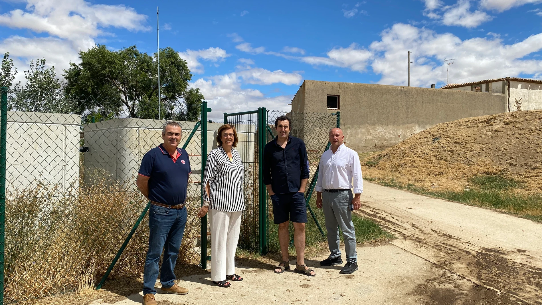 La presidenta de la Diputación de Palencia, Ángeles Armisén visita la estación depuradora de aguas residuales de Belmonte de Campos