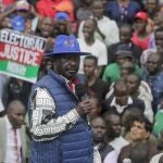 Raila Odinga habla frente a sus seguidores tra presentar la apelación.