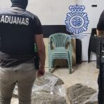 Un agente de Vigilancia Aduanera y otro de la Policía Nacional