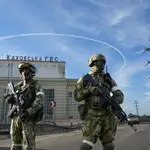 Tropas rusas custodian la estación hidroeléctrica de Kakhovka en la región de Jersón en una imagen del pasado mes de mayo