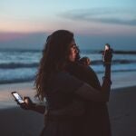 Una pareja utilizando un teléfono móvil