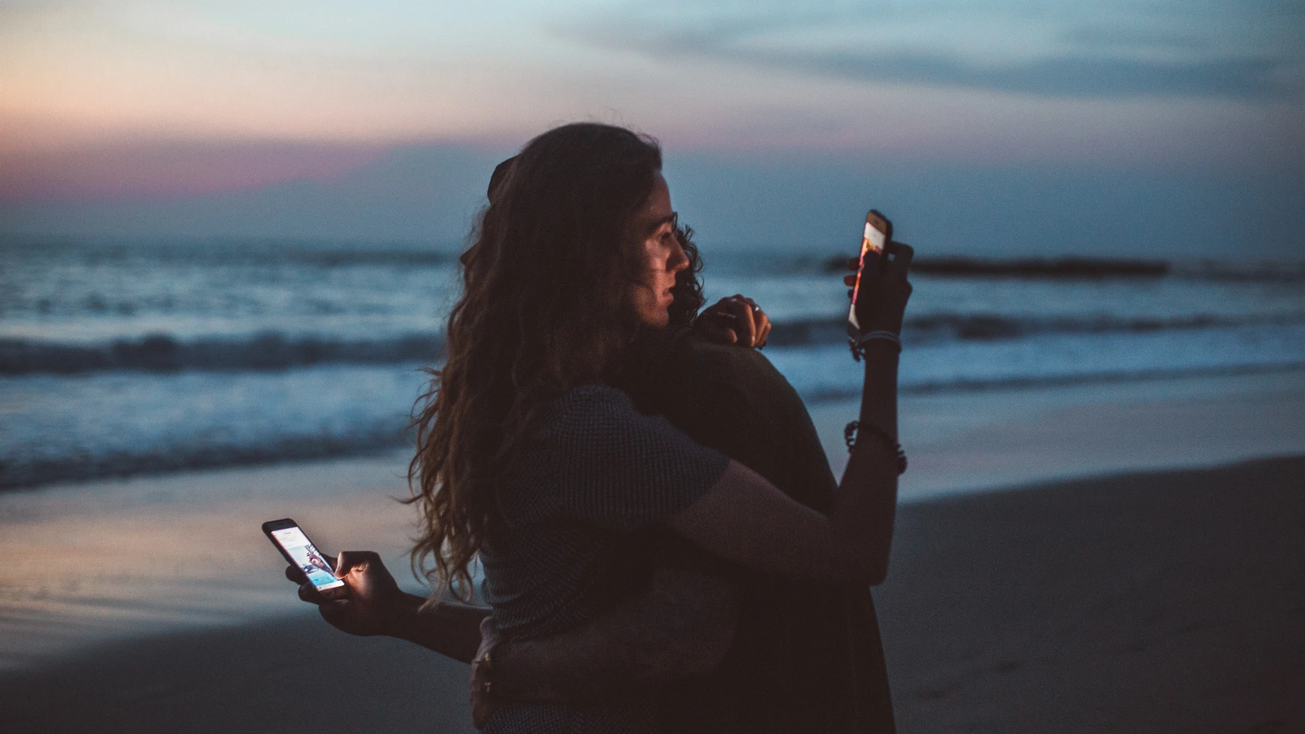 Una pareja utilizando un teléfono móvil