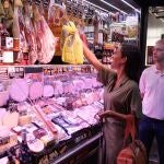 La vicealcaldesa y el delegado de Economía, Innovación y Empleo visitan el Mercado de Villaverde
