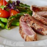 Carne y vegetales cocinados