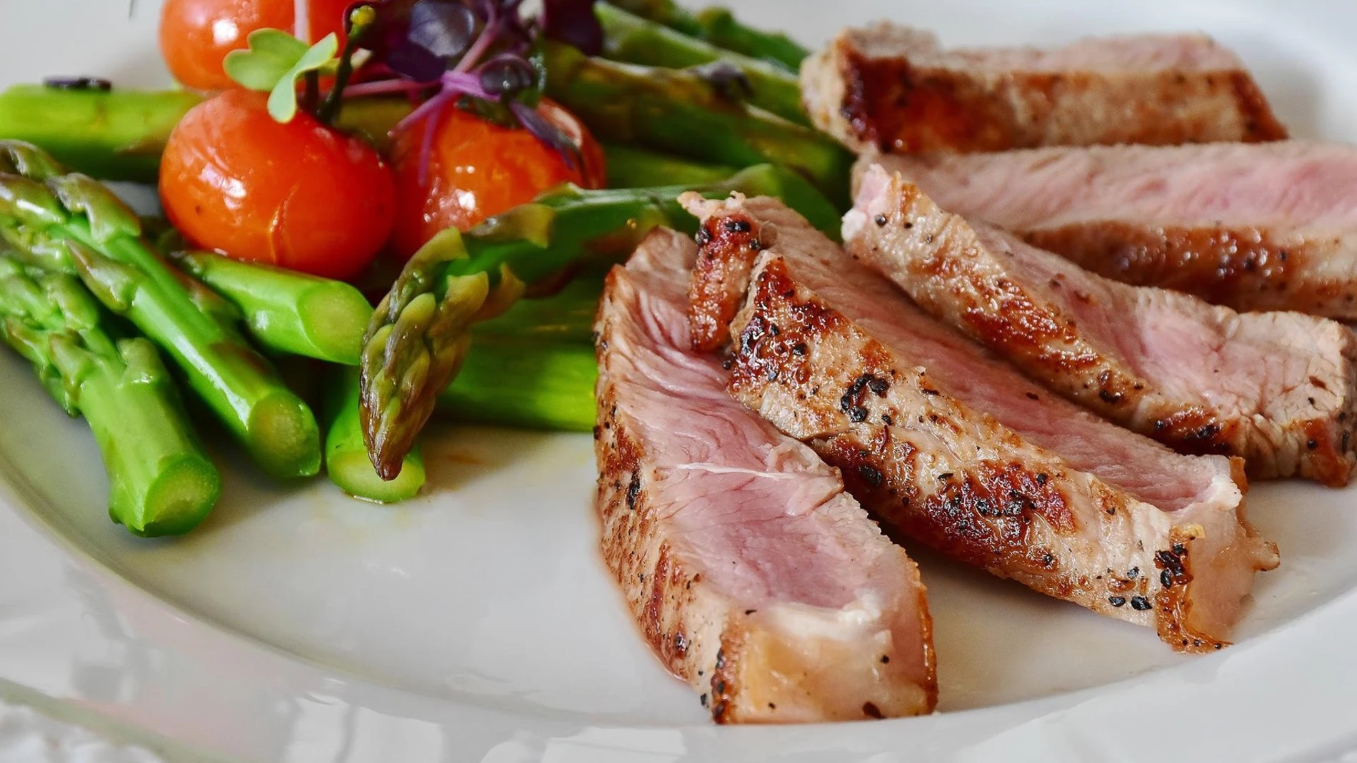Carne y vegetales cocinados