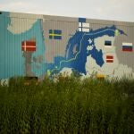 Un mural pintado sobre un contenedor en la ciudad alemana de Lubmin muestra el recorrido del gasoducto Nordstream, por el que llega el gas ruso a Europa
