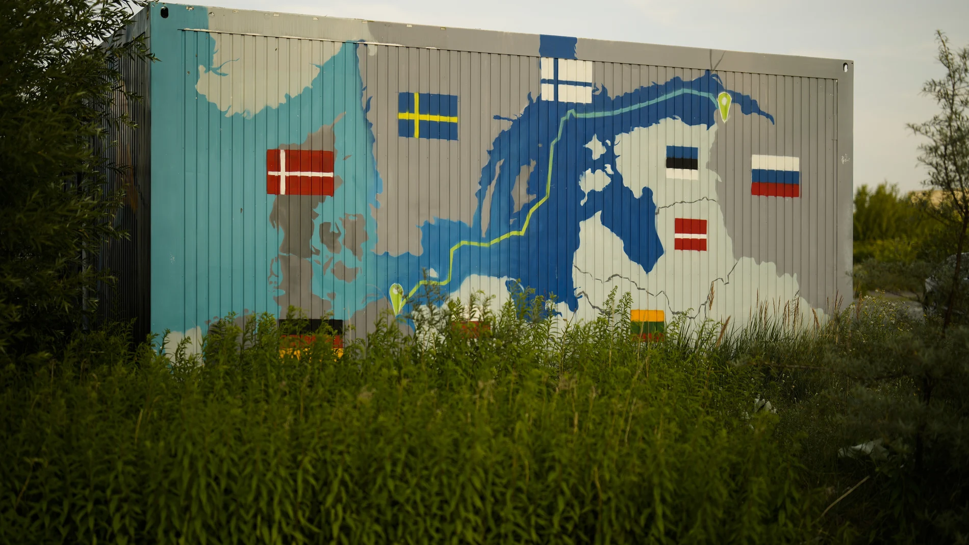 Un mural pintado sobre un contenedor en la ciudad alemana de Lubmin muestra el recorrido del gasoducto Nordstream, por el que llega el gas ruso a Europa