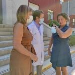 Catalina García (a la derecha), este martes a su llegada al Hospital Neurotraumatológico de Jaén