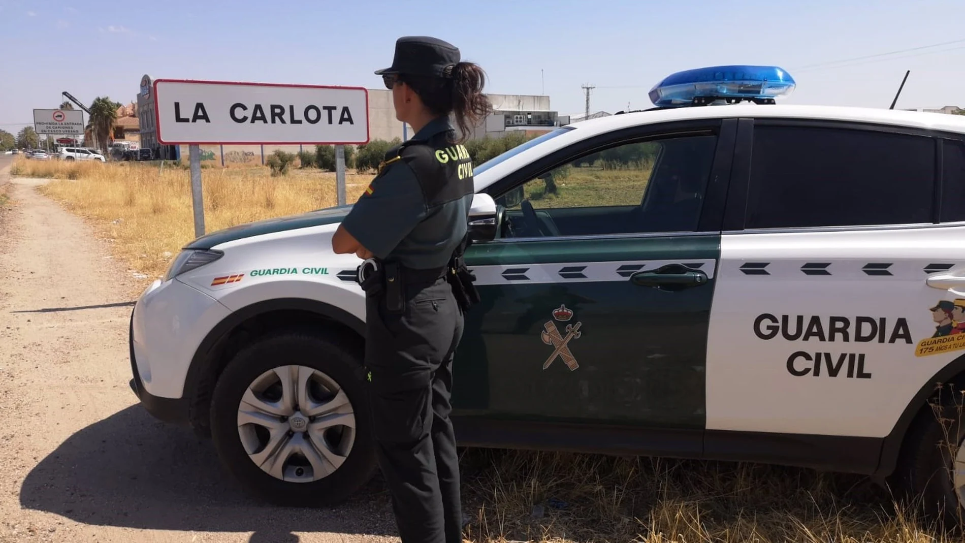 Una agente de la Guardia Civil, en La Carlota