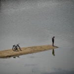 Vista de un bajo nivel de agua en el río Vístula en Varsovia, Polonia