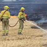 Efectivos del Cuerpos de Bomberos trabajan en la extinción de un incendio