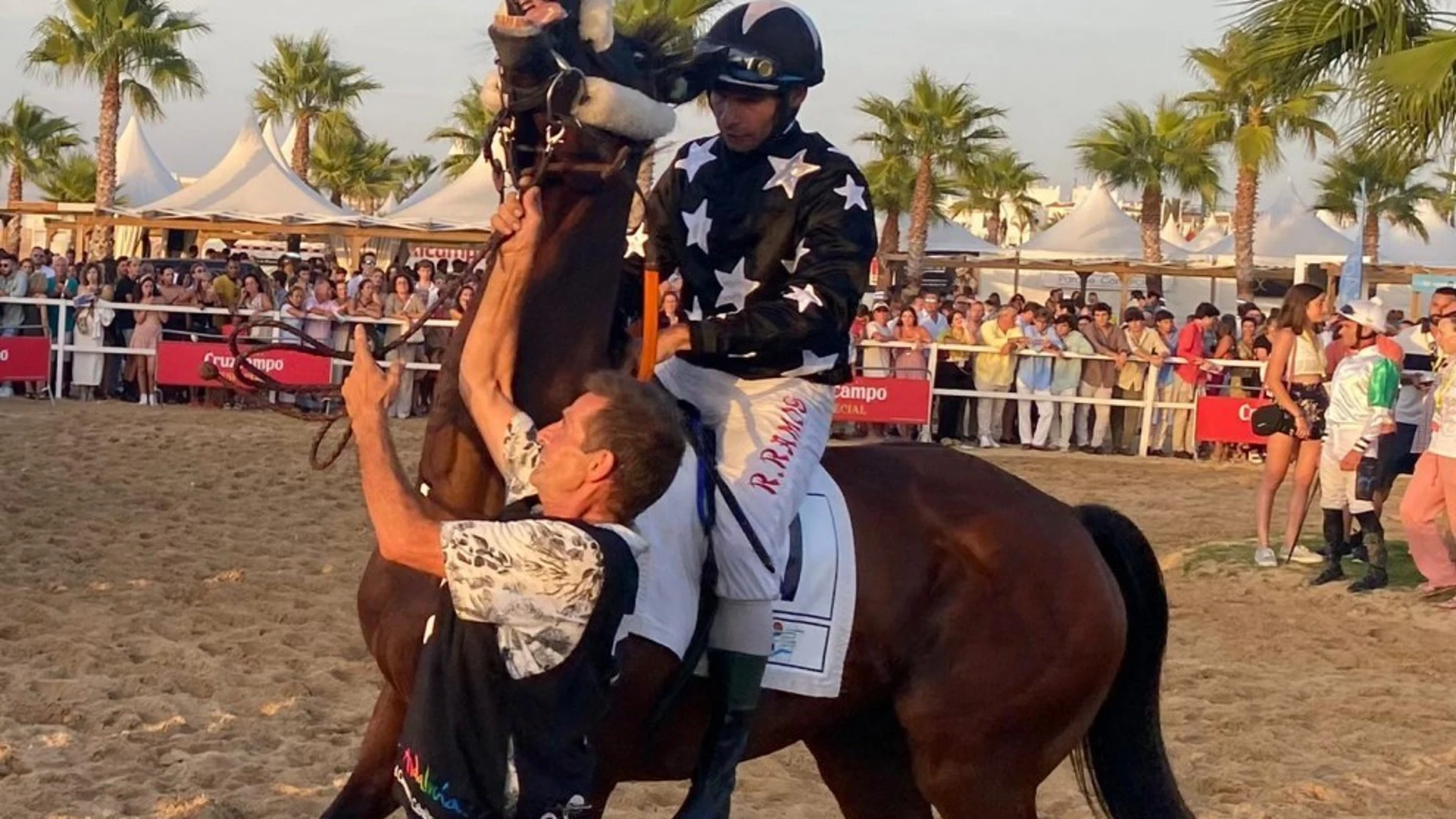 Raúl Ramos, a lomos de 'Gormaz', con el que ganó la quinta carrera, ayer en Sanlúcar