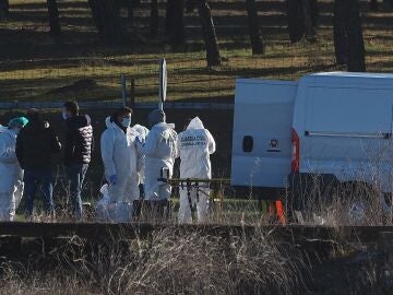 Efectivos de la polic&iacute;a cient&iacute;fica de la Guardia Civil en el lugar en el que fue hallado el cuerpo de la joven Esther L&oacute;pez, de 35 a&ntilde;os.