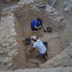 Dos operarios trabajan en un yacimiento en Carmona