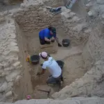 Dos operarios trabajan en un yacimiento en Carmona