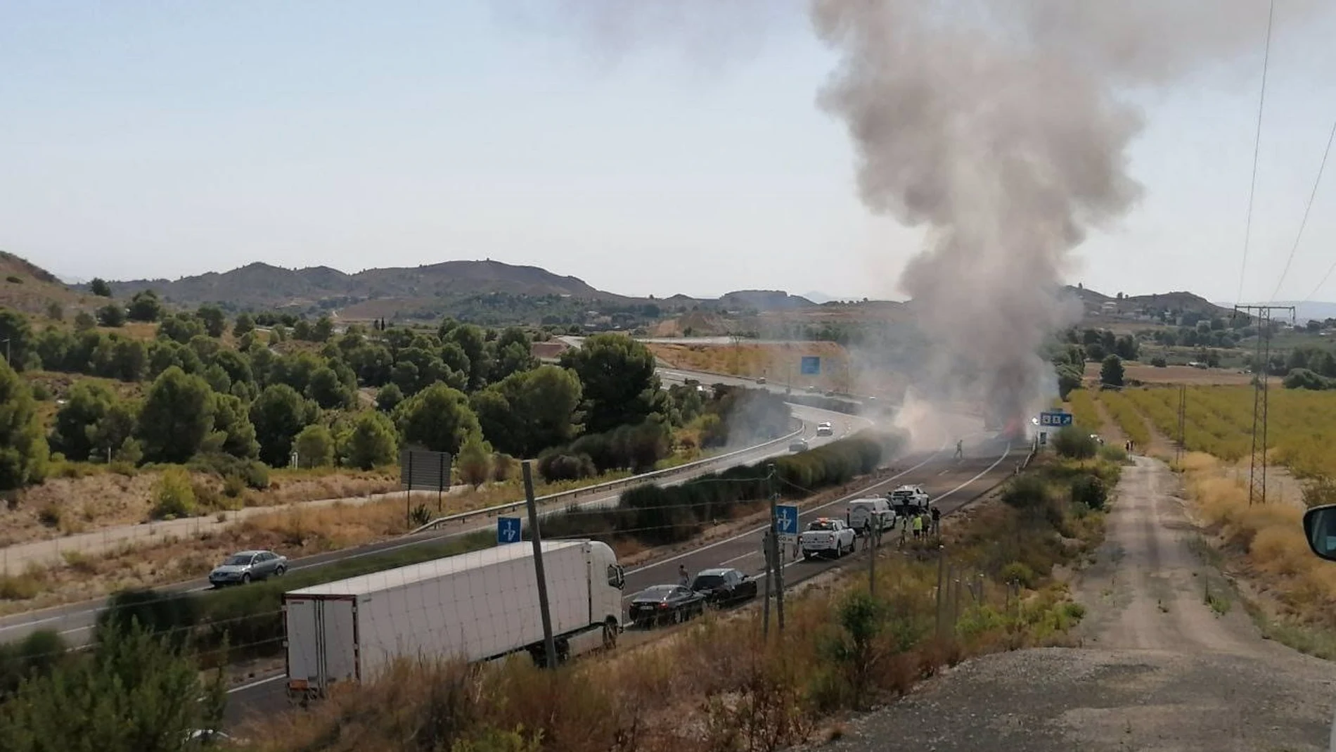Incendio declarado en un autobús en la autovía del Noroeste (RM-15), en el término municipal de Mula (Murcia)