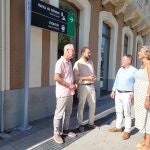 Los concejales del Grupo Municipal Popular Antonio Navarro, Mercedes Bernabé y José Guillén, junto al presidente de la Junta Municipal de Barriomar, Juan José Guillamón, en la estación de El Carmen