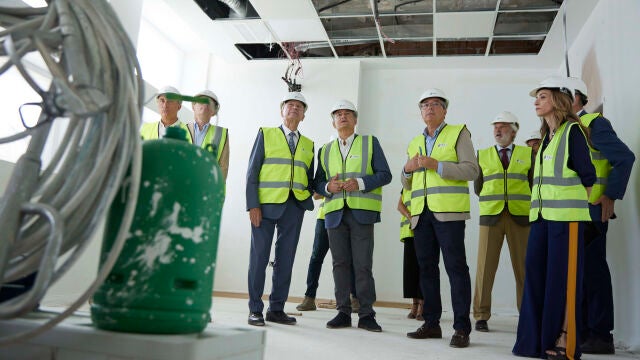 El consejero de Presidencia, Interior y Diálogo Social de la Junta de Andalucía, Antonio Sanz, durante la visita las obras de la nueva sede de Emergencias 112 Andalucía