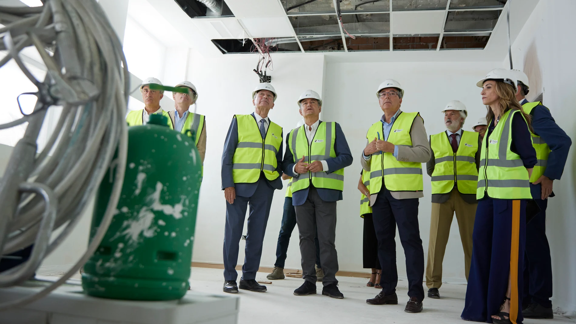 El consejero de Presidencia, Interior y Diálogo Social de la Junta de Andalucía, Antonio Sanz, durante la visita las obras de la nueva sede de Emergencias 112 Andalucía
