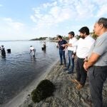 López Miras atribuye la ausencia de anoxia en el Mar Menor a la retirada de 17.000 toneladas de biomasa