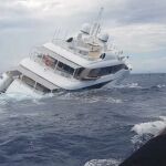 Momento en el que el yate My Saga se hunde en el sur de Italia