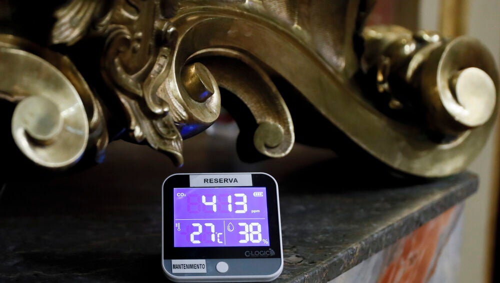 MADRID, 25/08/2022.- Vista de un termómetro digital que marca 27 grados durante la sesión extraordinaria en el Congreso de los Diputados, que debate la convalidación del real decreto-ley sobre las medidas de ahorro energético entre otras cuestiones. EFE/ Mariscal